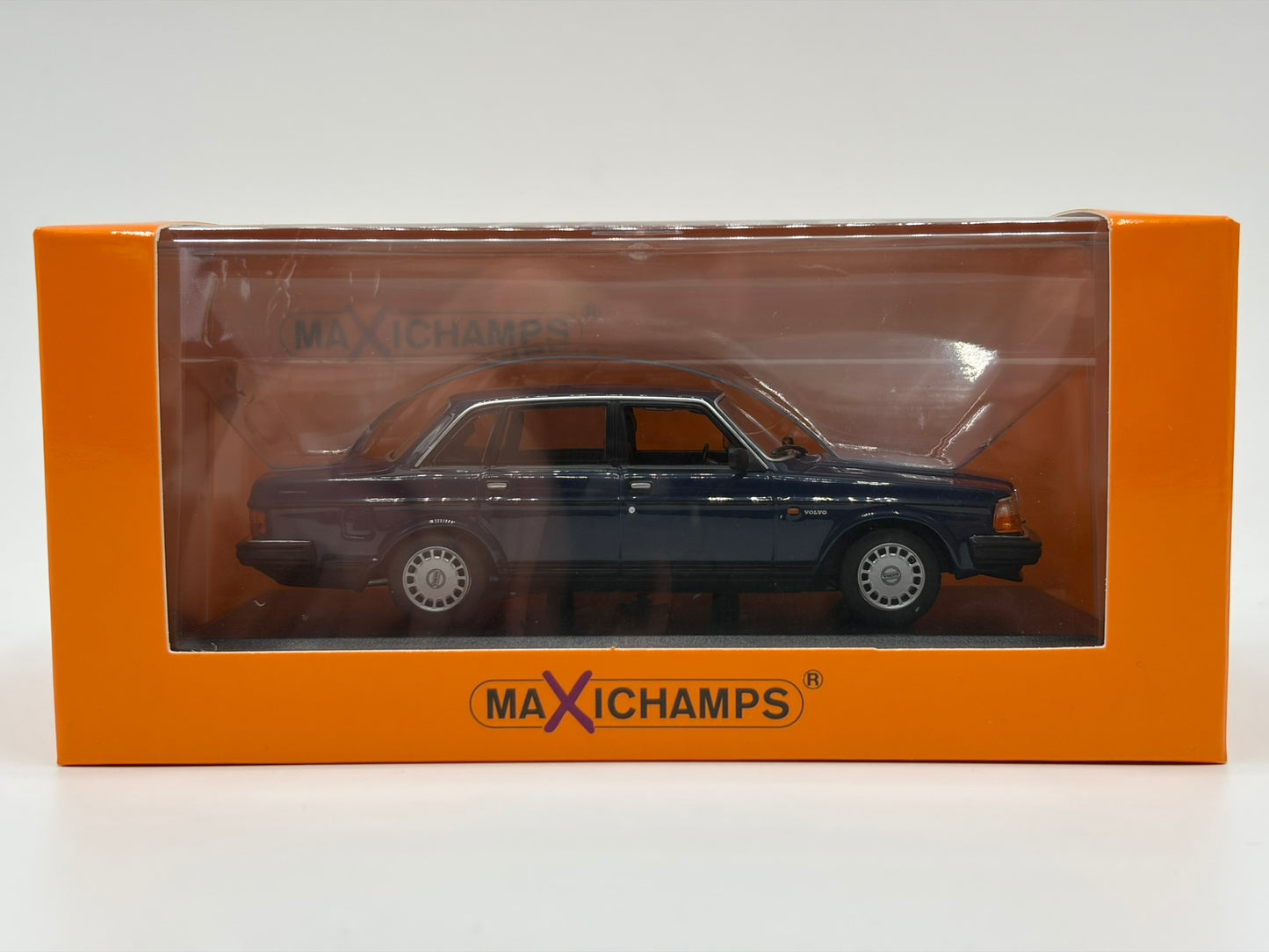 1/43 1996 Volvo 240 GL - Maxichamps | Model Car