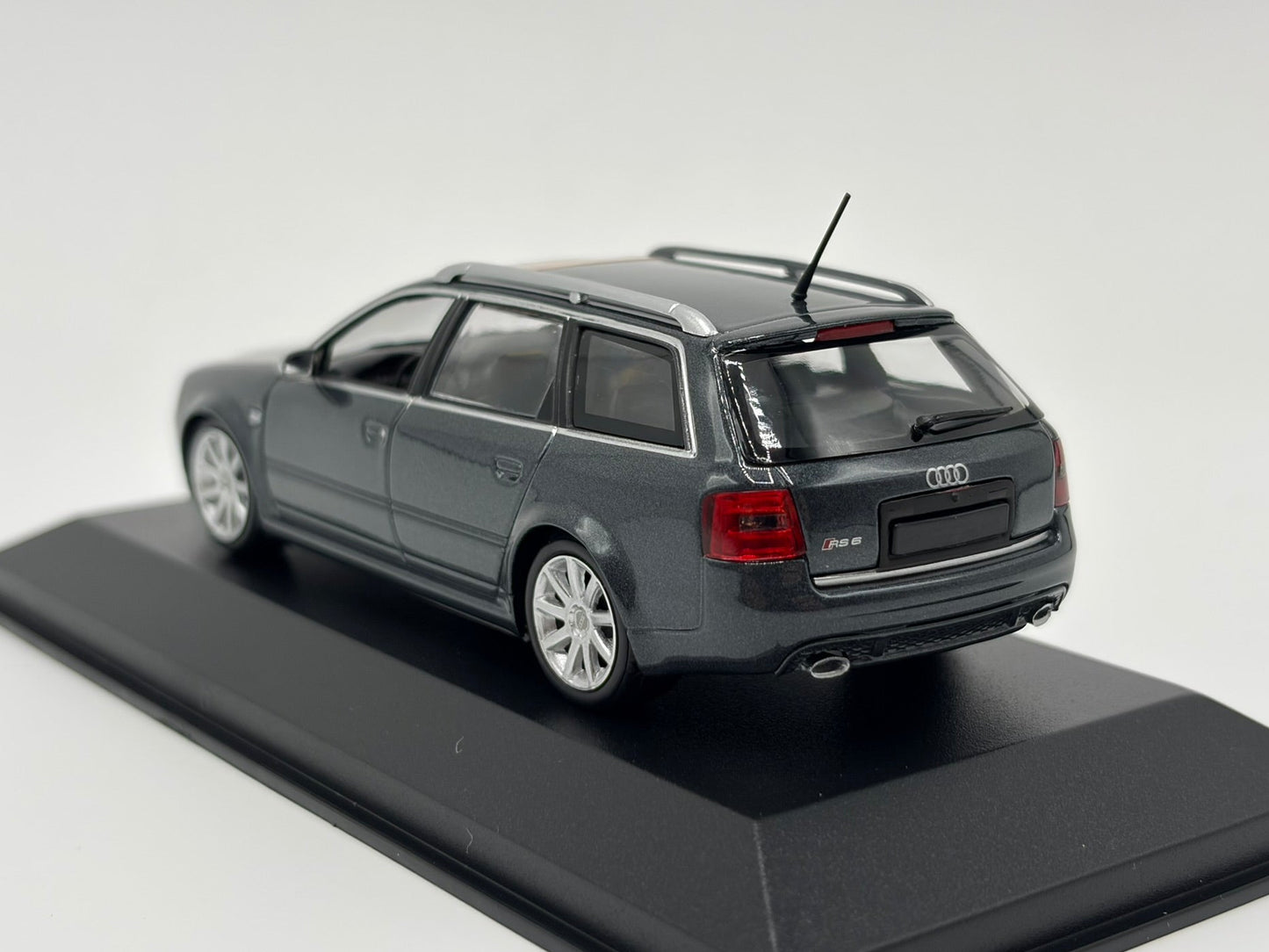 1/43 2002 Audi RS6 Avant - Maxichamps | Model Car