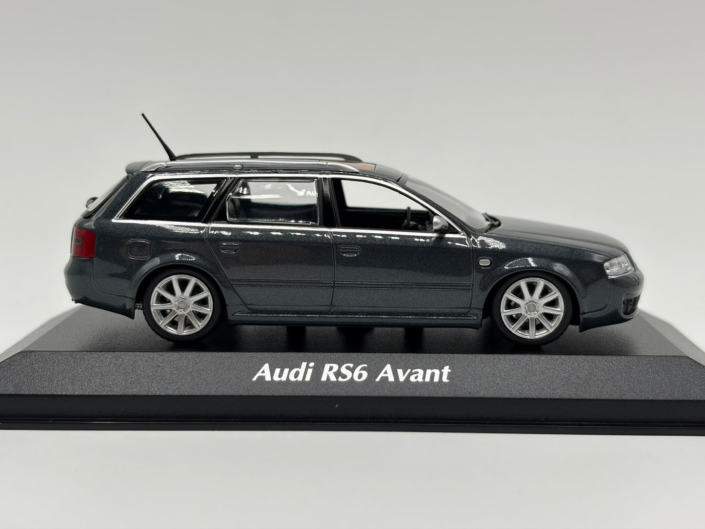 1/43 2002 Audi RS6 Avant - Maxichamps | Model Car