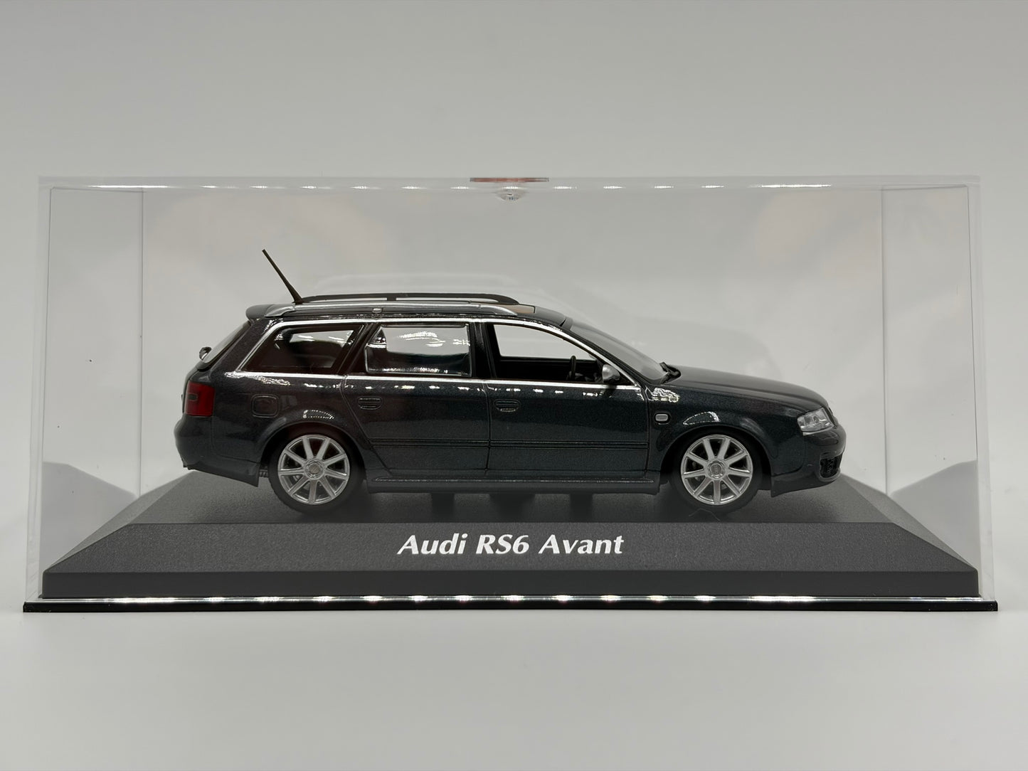 1/43 2002 Audi RS6 Avant - Maxichamps | Model Car