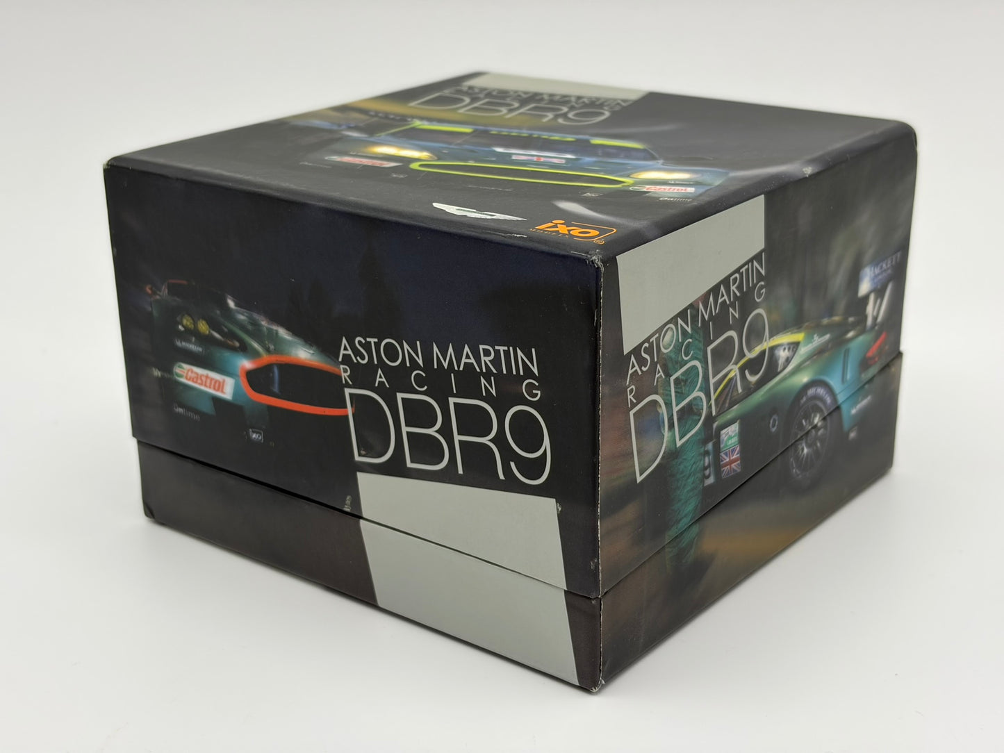 1/43 2005 Aston Martin DBR9 - Brabham / Sarrazin / Turner - Presentation Box - IXO | Model Le Mans Car