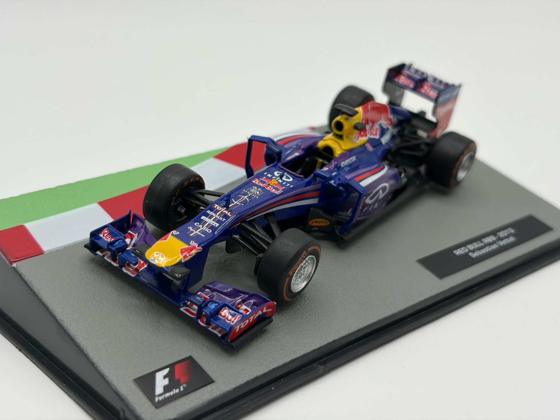 1/43 2013 Red Bull RB9 - Sebastian Vettel | Model F1 Car