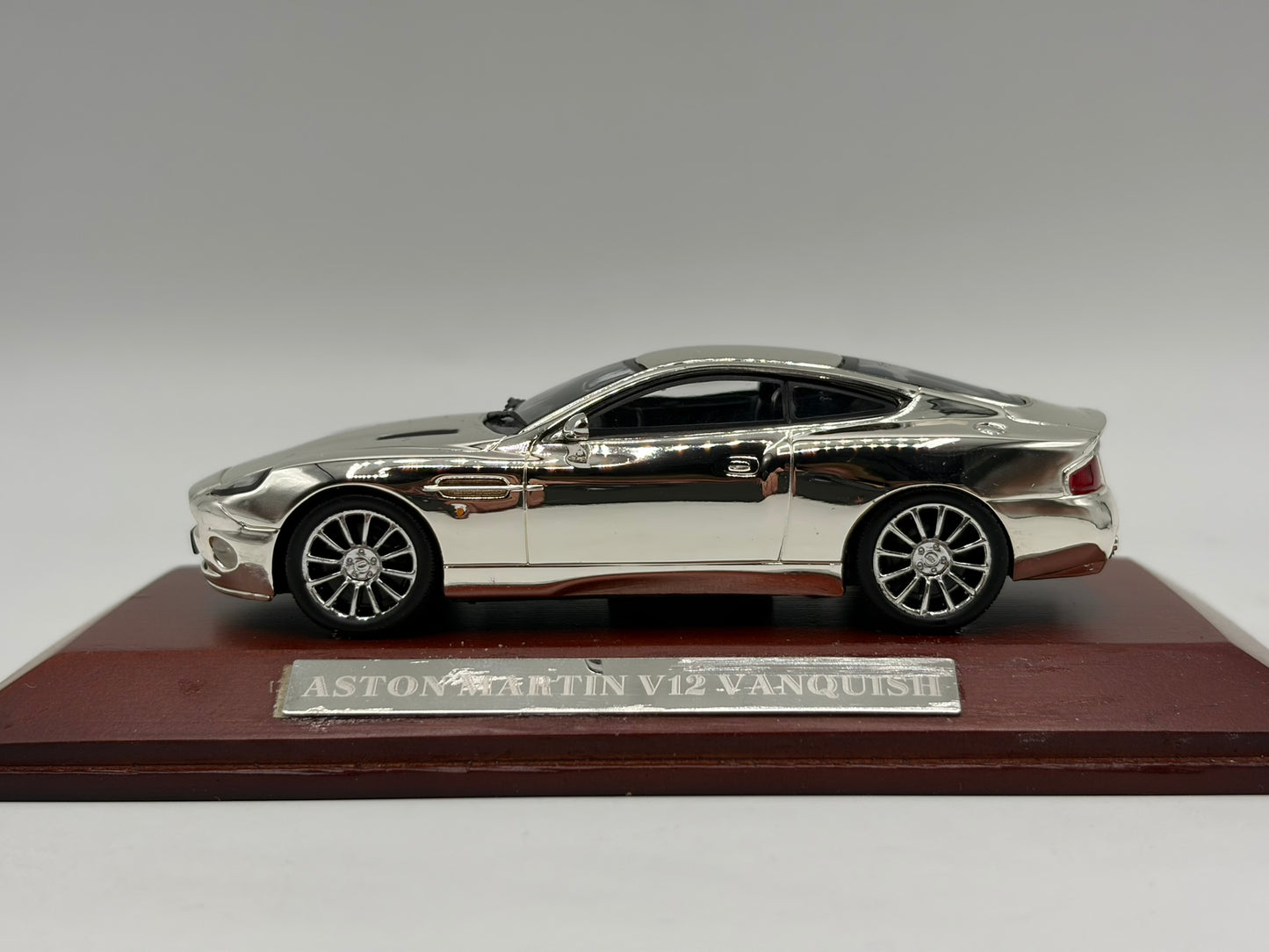 1/43 2001 Aston Martin V12 Vanquish (Chrome) | Model Car