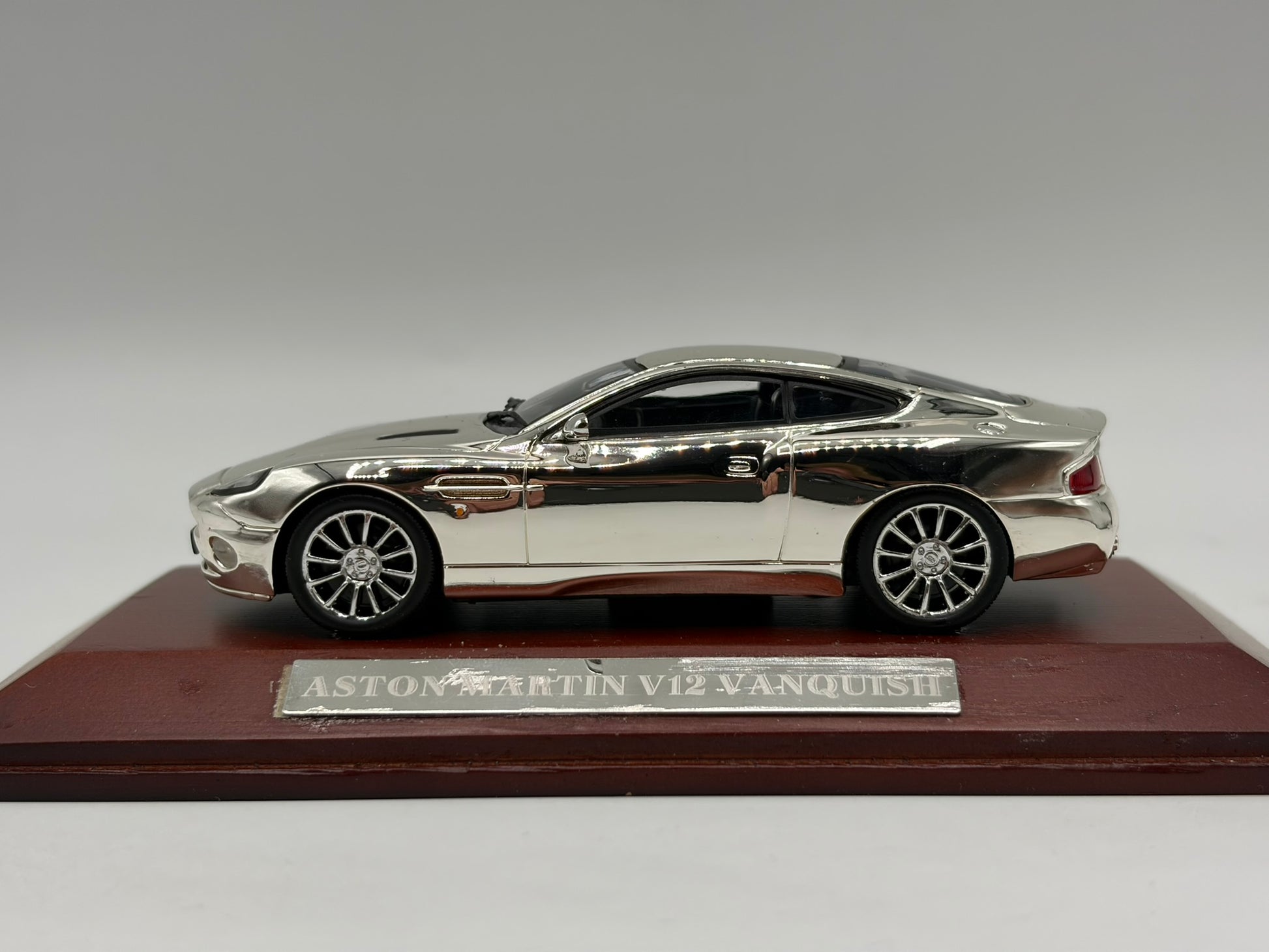1/43 2001 Aston Martin V12 Vanquish (Chrome) | Model Car