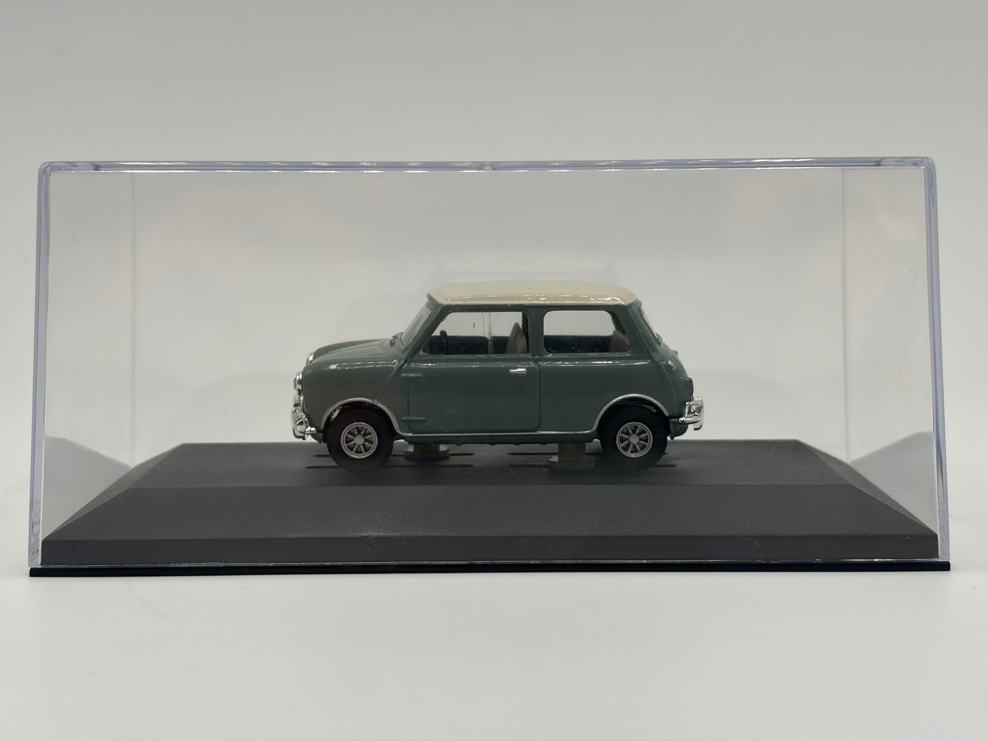 1/43 1961 Austin Mini Cooper - Corgi Vanguards | Model Car