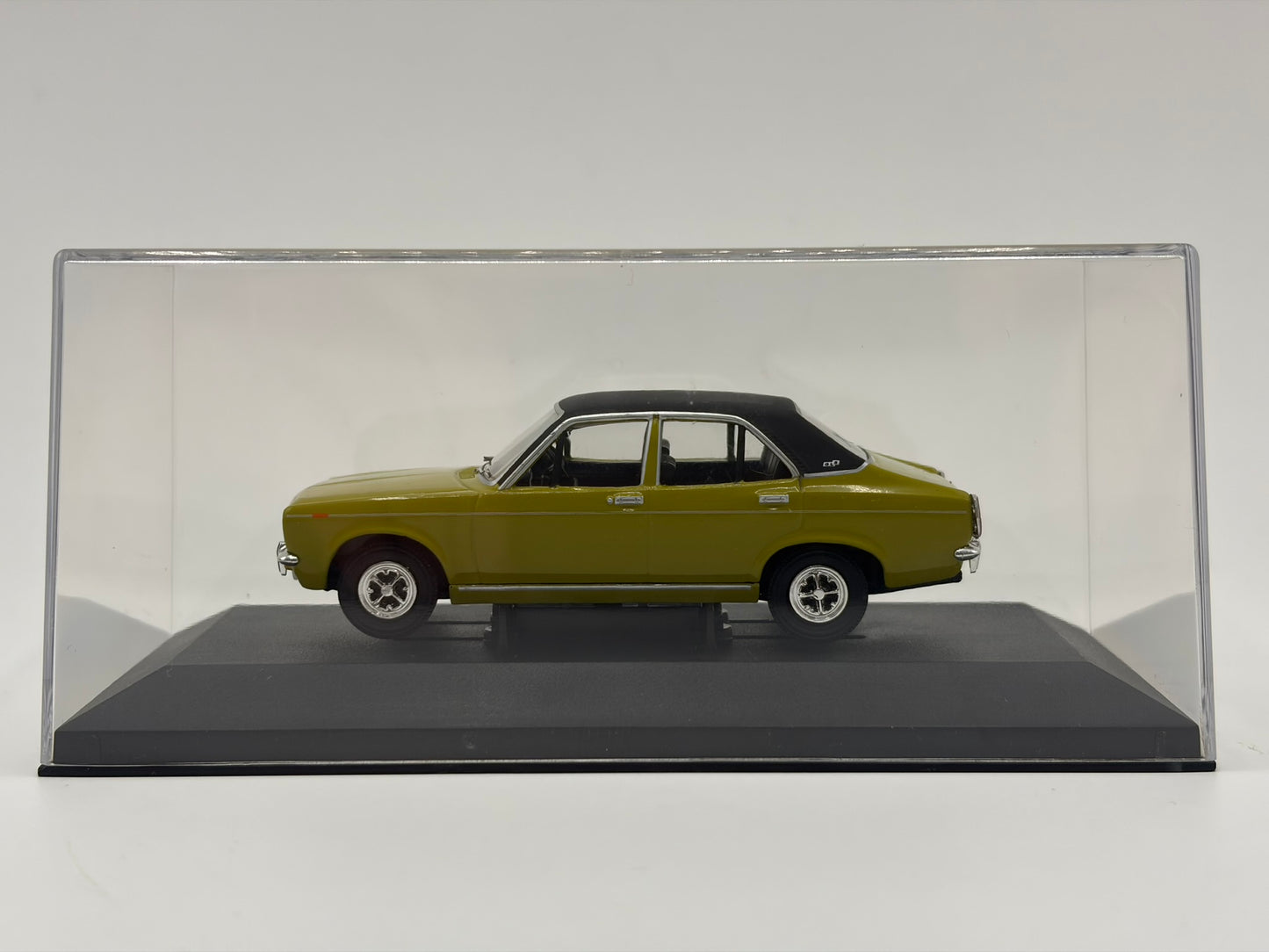 1/43 1972 Hillman Avenger - Bitter Green | Corgi Vanguards | Model Car