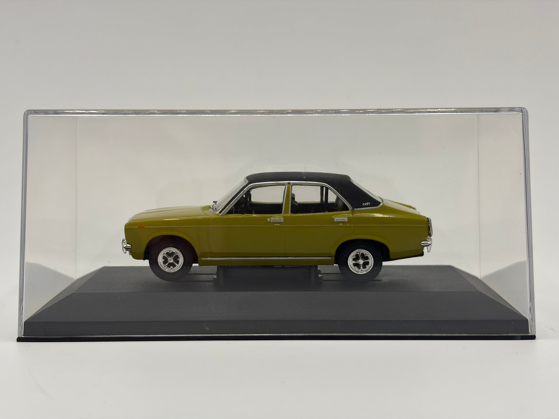 1/43 1972 Hillman Avenger - Bitter Green | Corgi Vanguards | Model Car