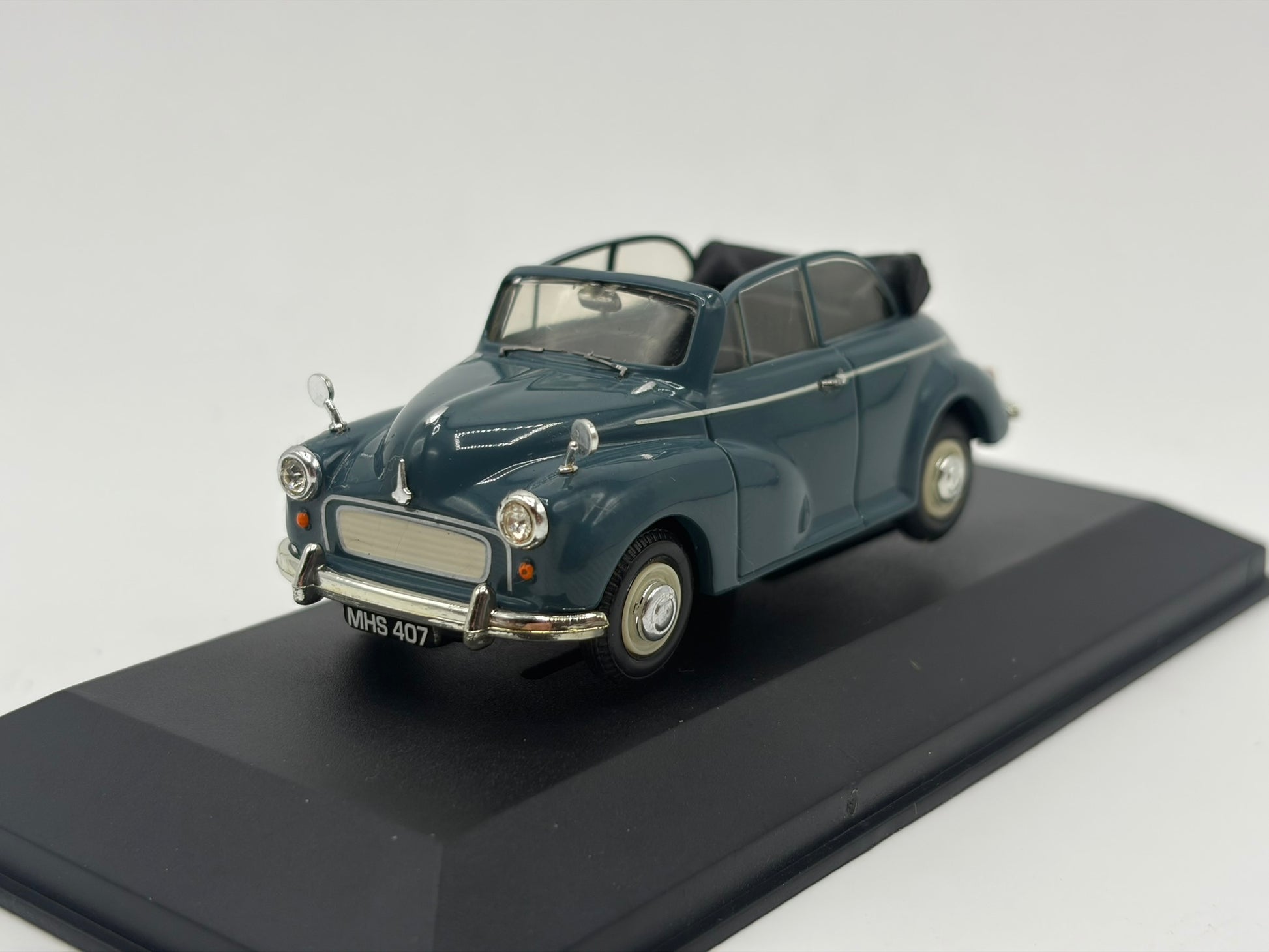 1/43 1957 Morris Minor Convertible - Corgi Vanguards | Model Car
