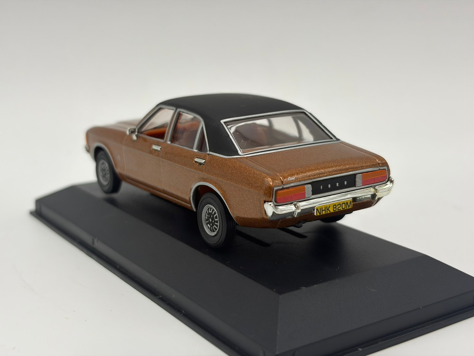 1/43 1974 Ford Consul 3000 GT "The Sweeney" - Corgi Vanguards | Model Car
