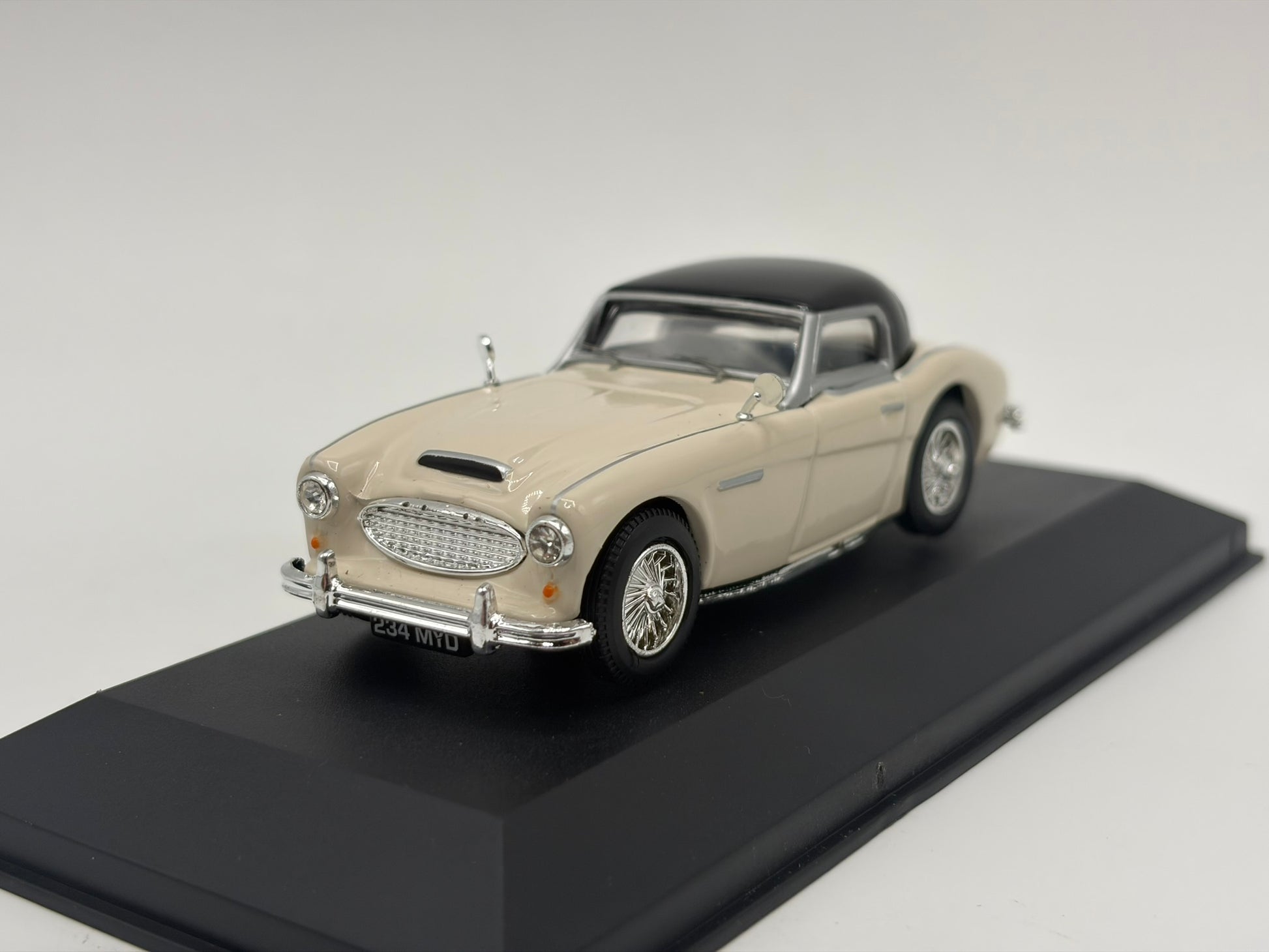 1/43 1957 Austin Healey 100-Six - Corgi Vanguards | Model Car