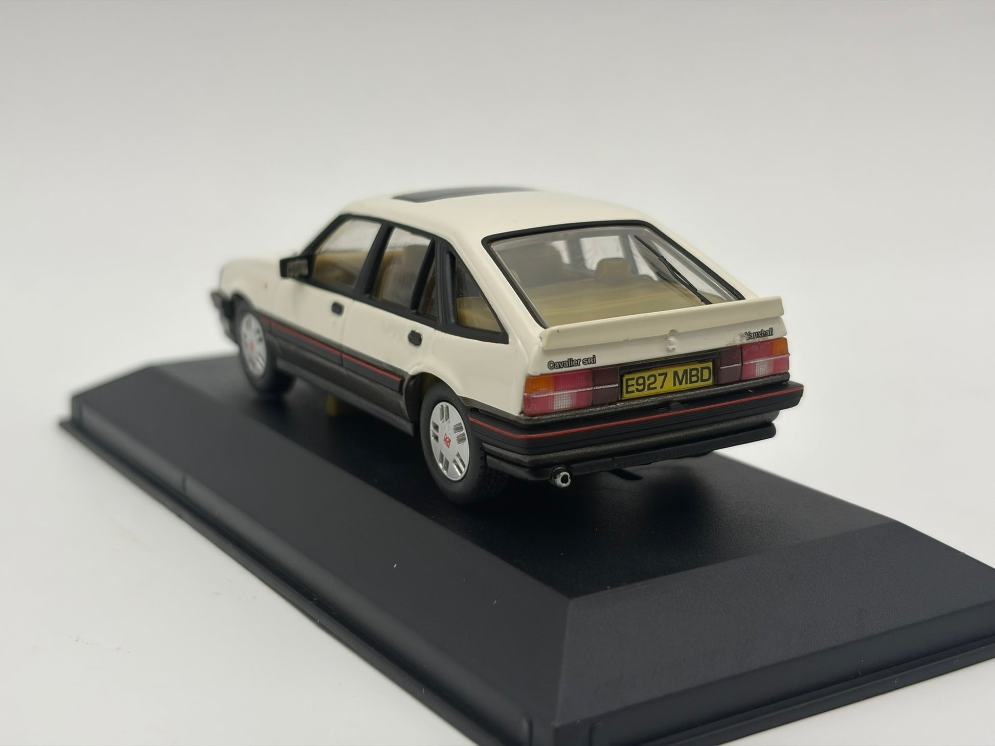 1/43 1987 Vauxhall Cavalier SRi Mk2 - Polar White | Corgi Vanguards | Model Car