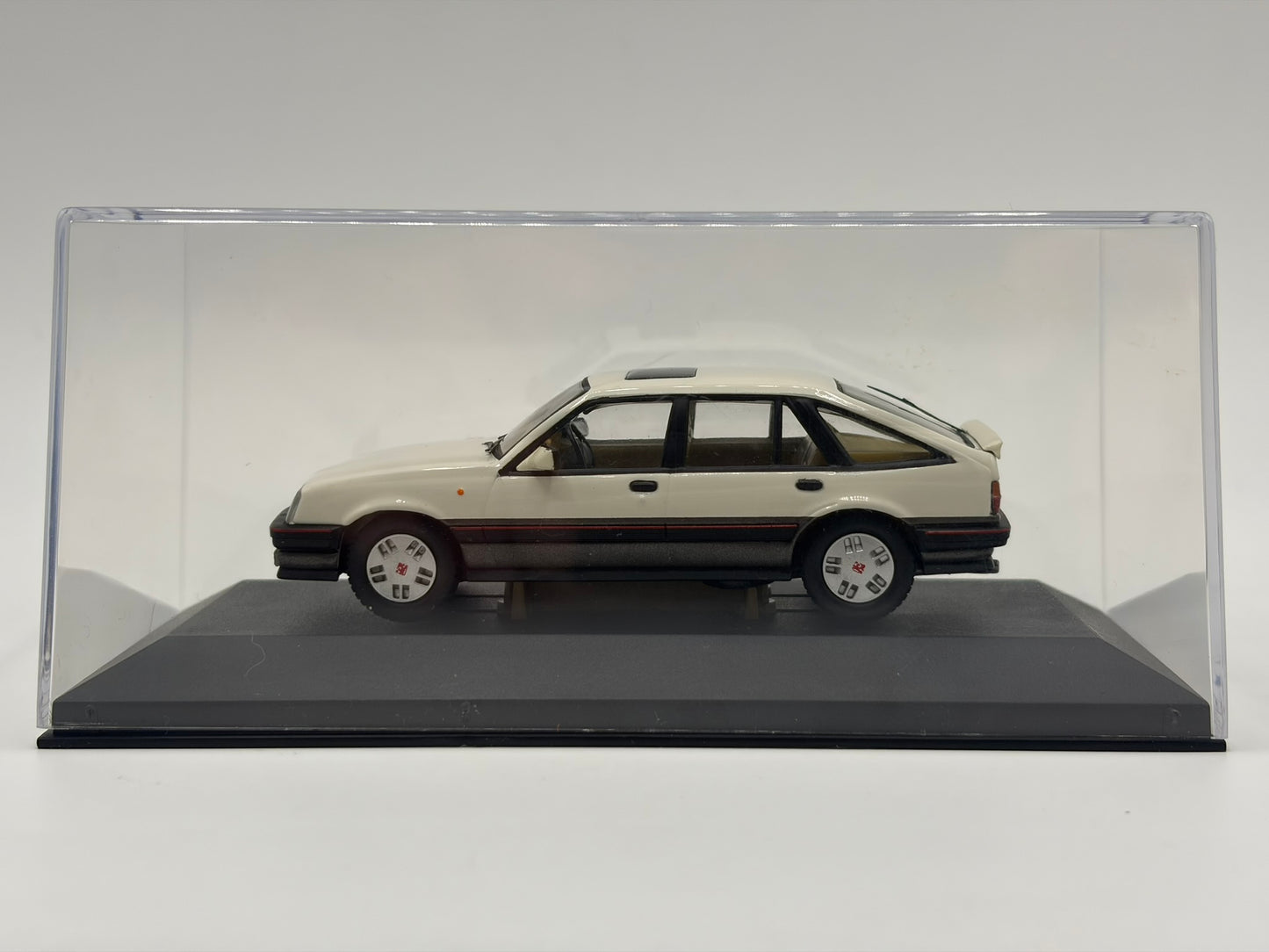 1/43 1987 Vauxhall Cavalier SRi Mk2 - Polar White | Corgi Vanguards | Model Car