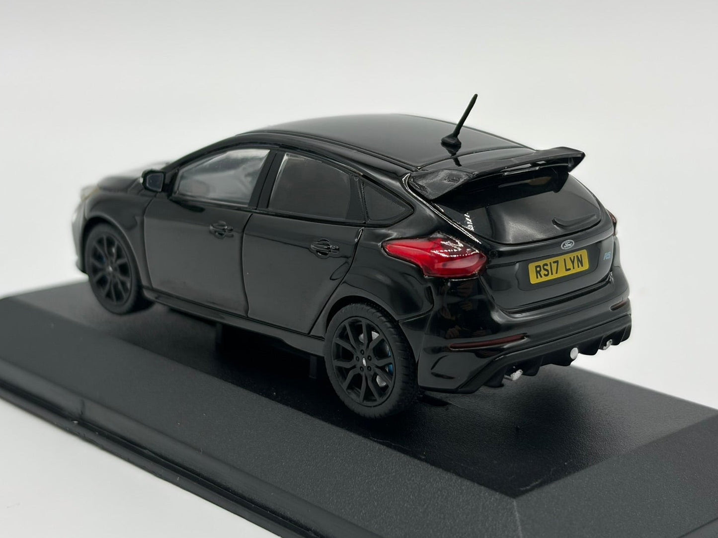 1/43 2017 Ford Focus RS - Corgi Vanguards | Model Car