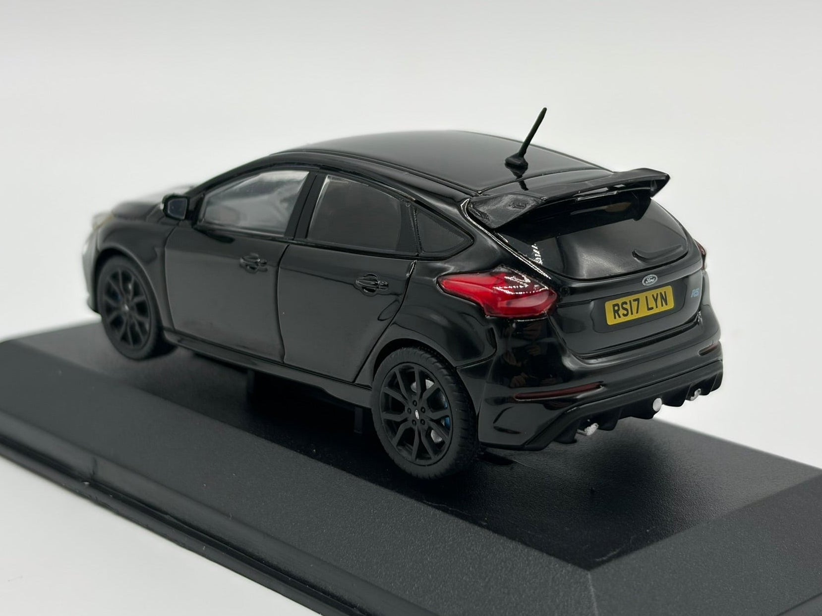 1/43 2017 Ford Focus RS - Corgi Vanguards | Model Car