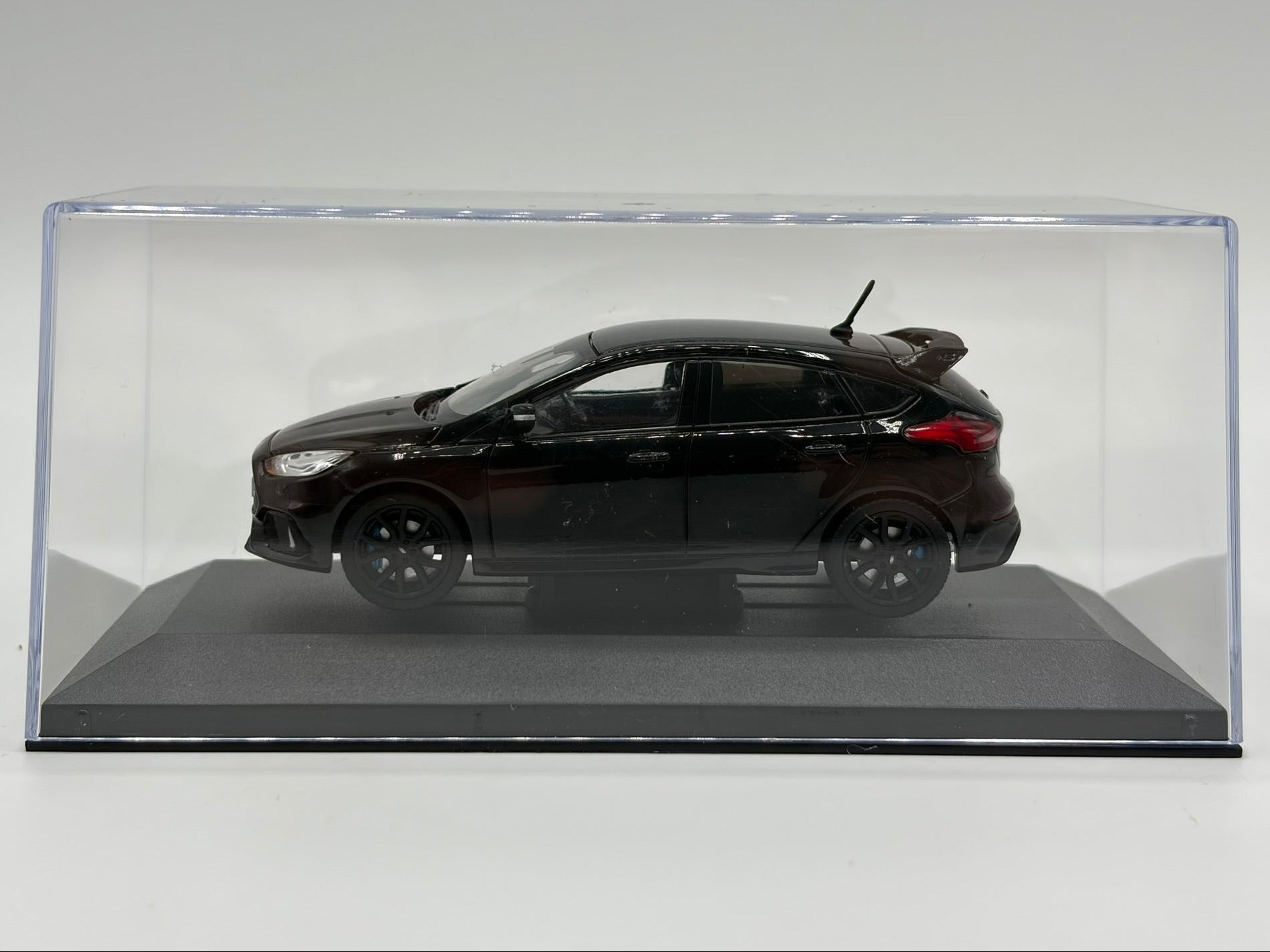 1/43 2017 Ford Focus RS - Corgi Vanguards | Model Car