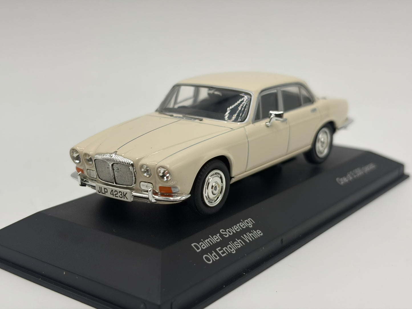 1/43 1971 Daimler Sovereign - Old English White | Corgi Vanguards | Model Car
