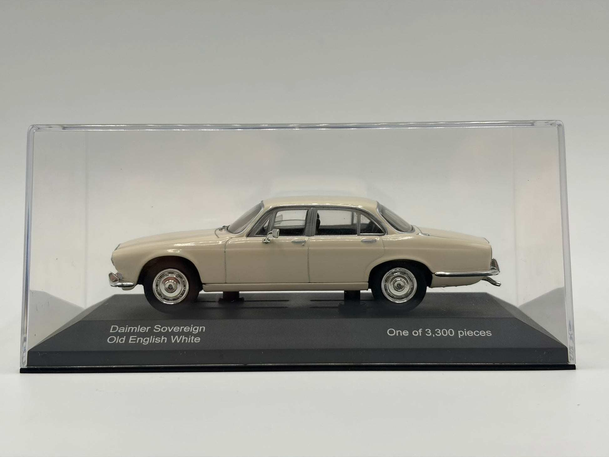 1/43 1971 Daimler Sovereign - Old English White | Corgi Vanguards | Model Car