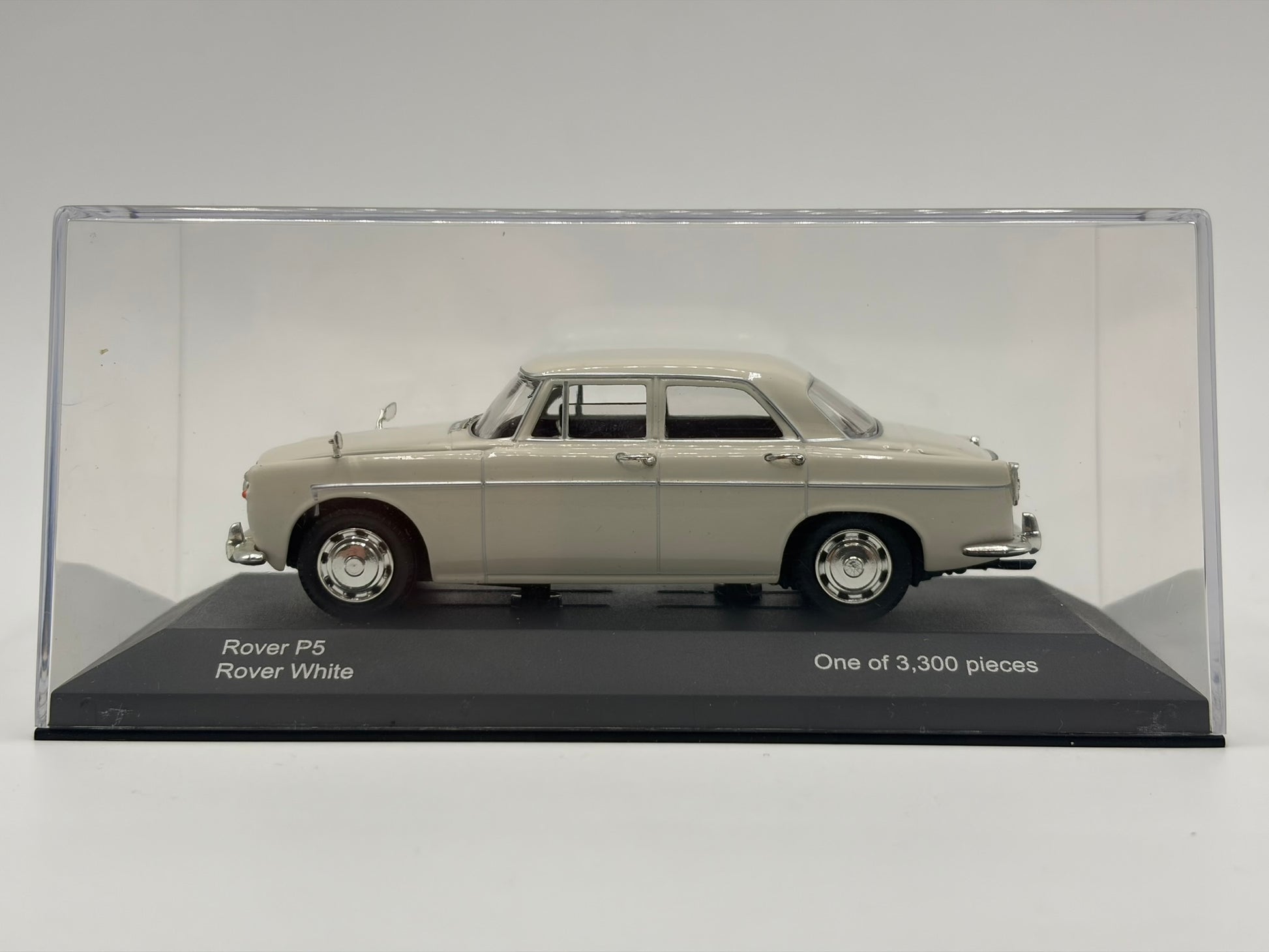 1/43 1967 Rover P5 - Rover White | Corgi Vanguards | Model Car