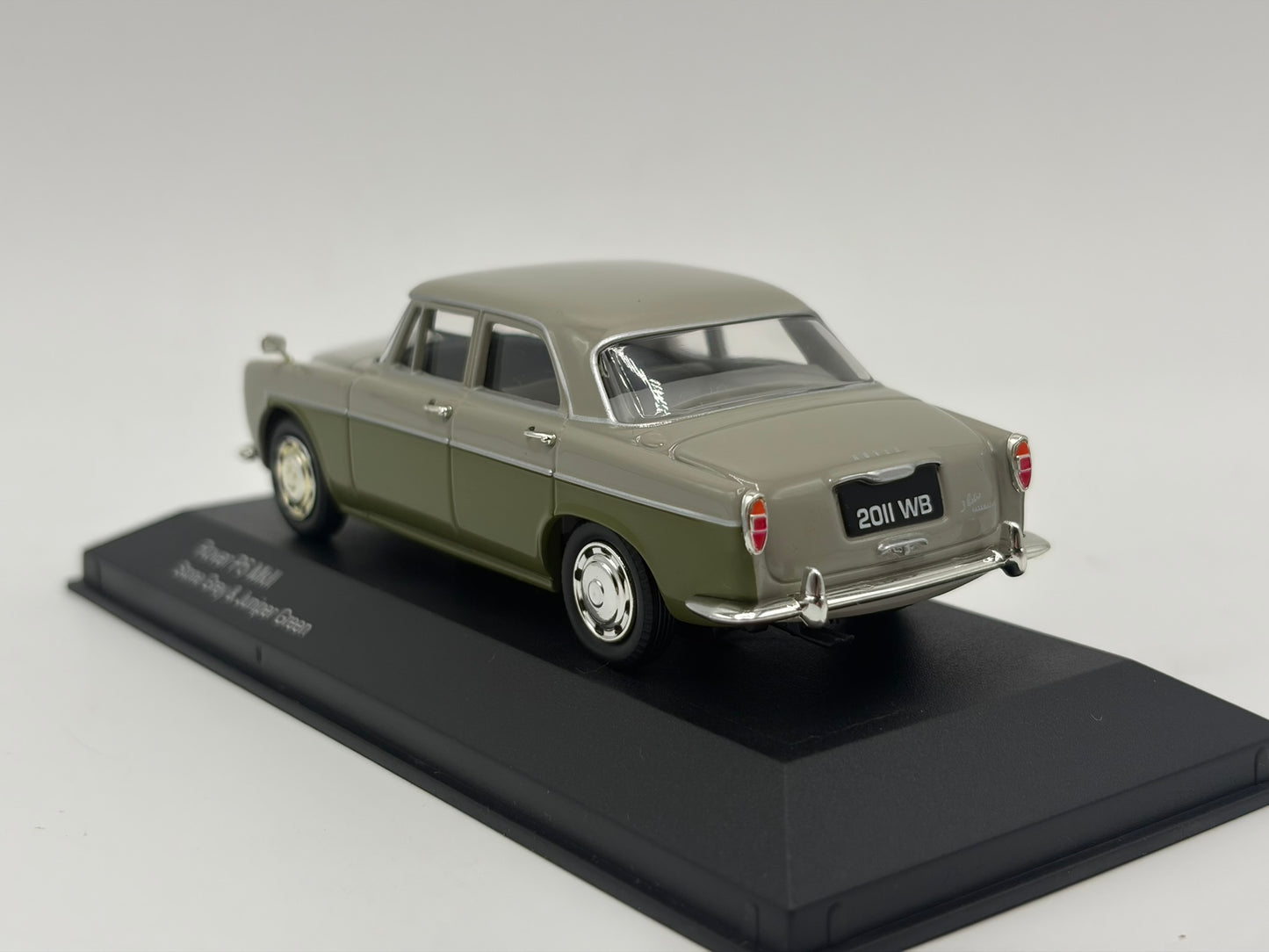 1/43 1962 Rover P5 Mk2 - Stone Grey & Juniper Green | Corgi Vanguards | Model Car