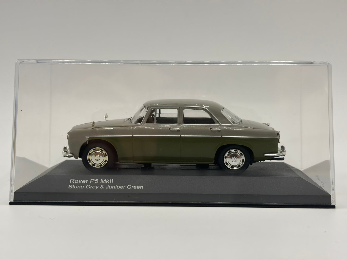 1/43 1962 Rover P5 Mk2 - Stone Grey & Juniper Green | Corgi Vanguards | Model Car