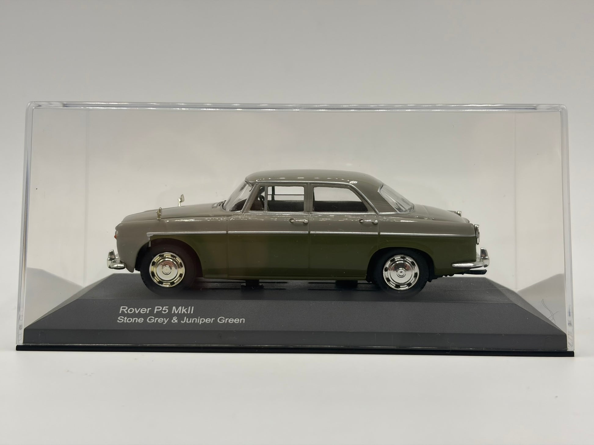 1/43 1962 Rover P5 Mk2 - Stone Grey & Juniper Green | Corgi Vanguards | Model Car