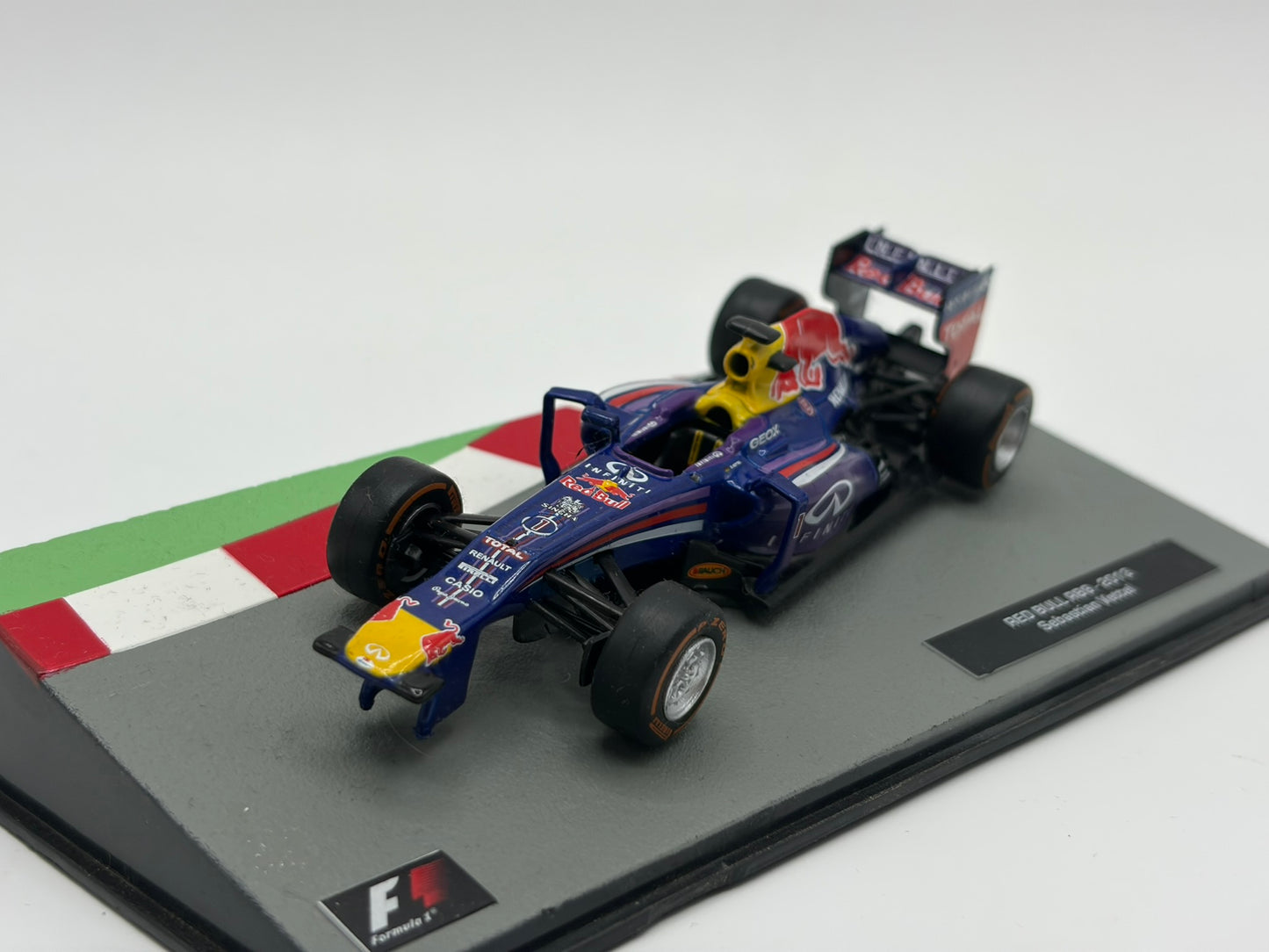 1/43 2013 Red Bull RB9 - Sebastian Vettel | Model F1 Car