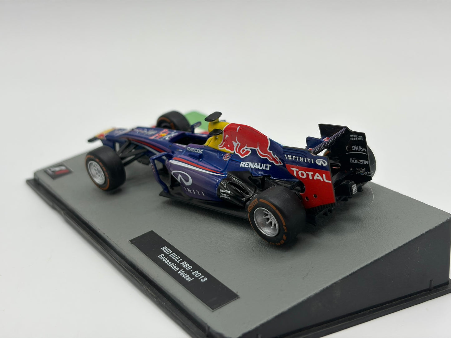 1/43 2013 Red Bull RB9 - Sebastian Vettel | Model F1 Car