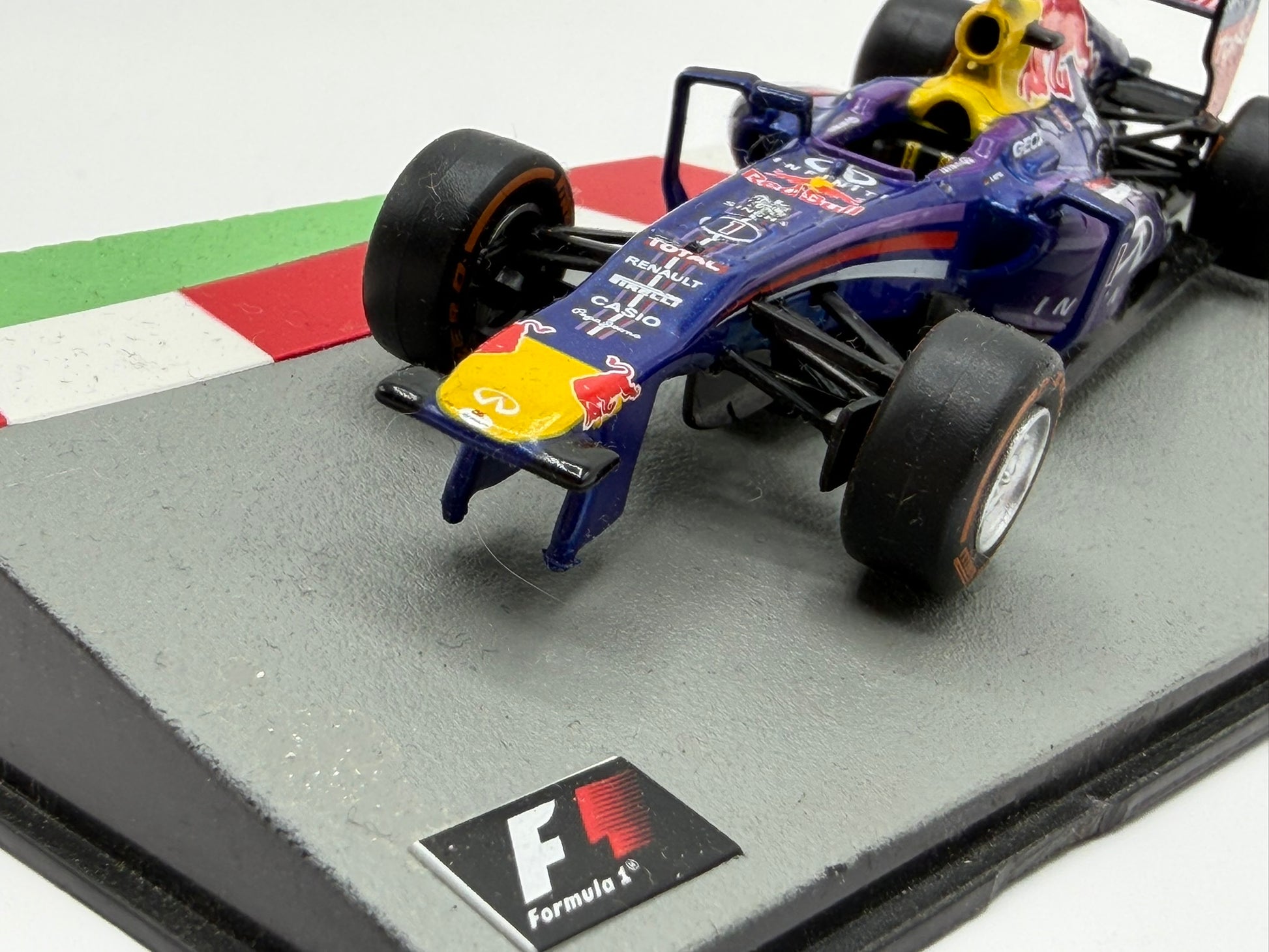 1/43 2013 Red Bull RB9 - Sebastian Vettel | Model F1 Car