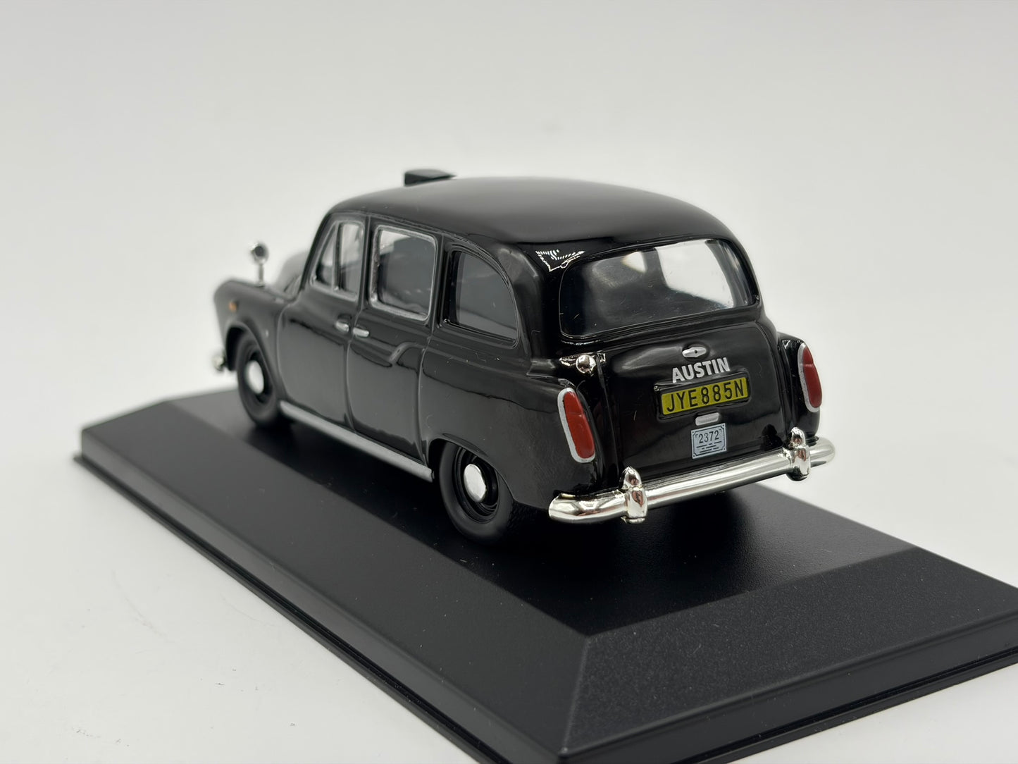 1/43 1975 Austin FX4 Taxi | Model Car
