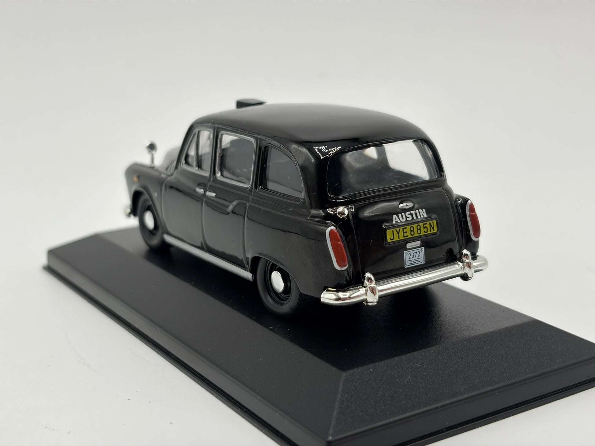 1/43 1975 Austin FX4 Taxi | Model Car
