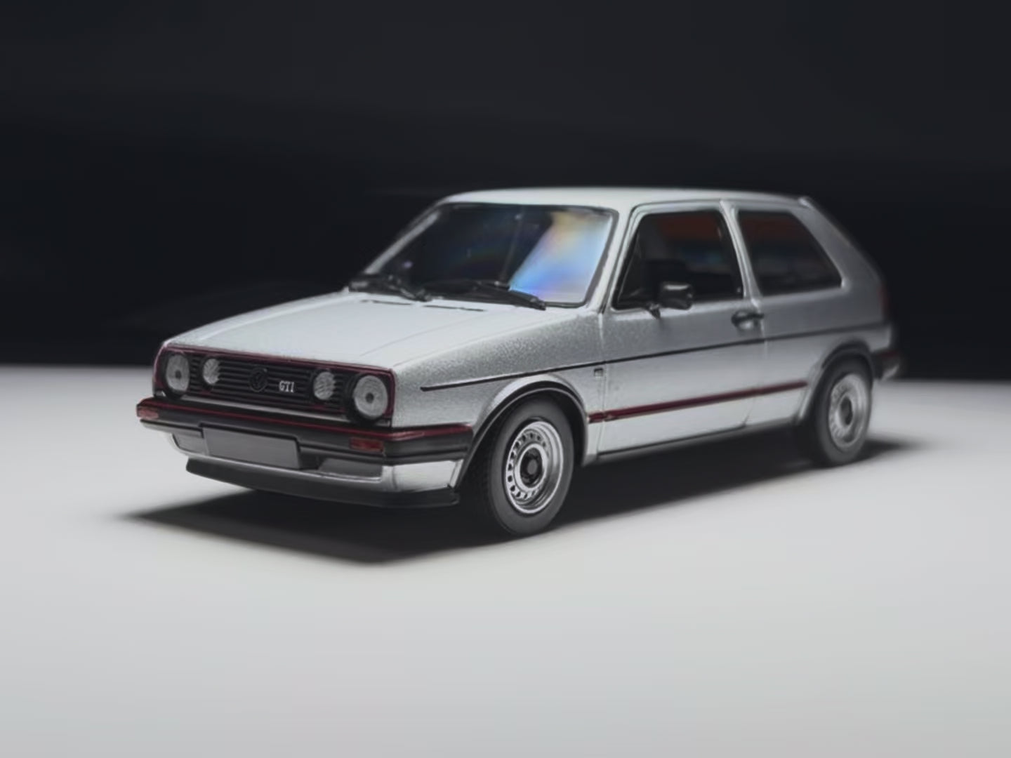 1/43 1985 Volkswagen Golf GTI - Maxichamps | Model Car