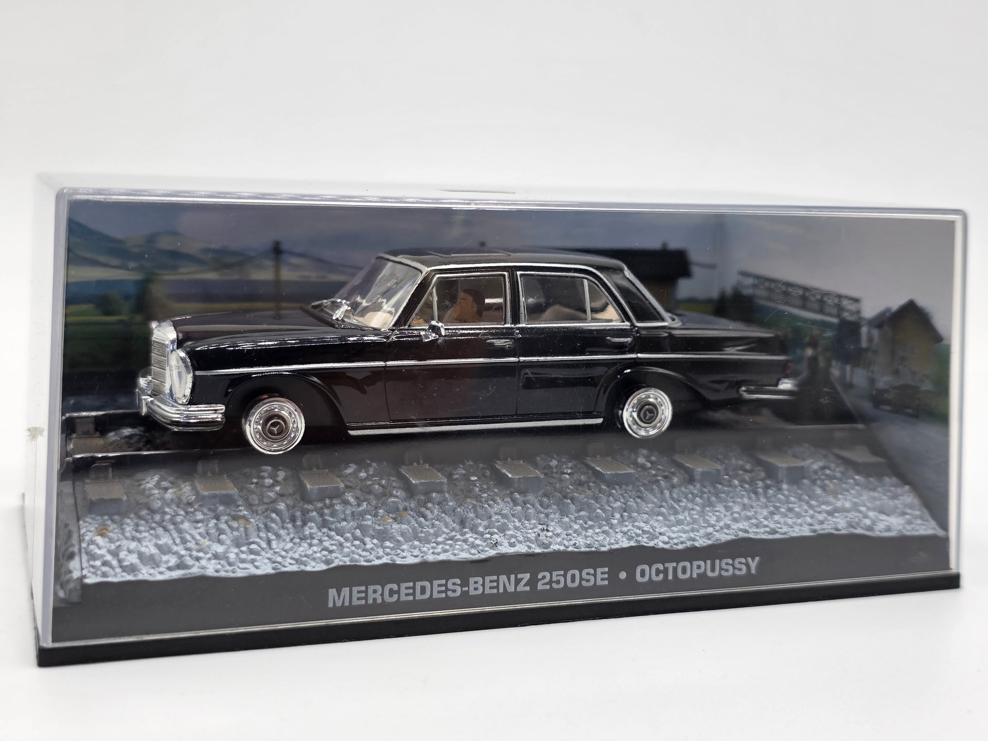 Corgi James Bond 007 – Mercedes Saloon Octopussy – 1:35 – Neuf (2001)